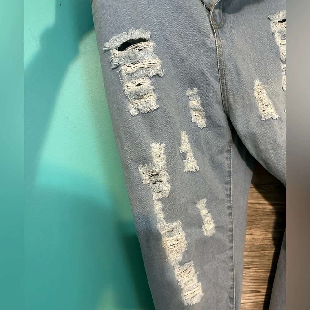 NWOT Pretty Little Thing Ripped Jean - Picture 2 of 4